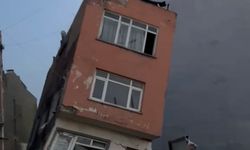 Erdek'te inşaat kazısı sırasında temeli zarar gören 2 katlı bina yıkıldı