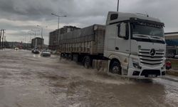 Ergani'yi sağanak vurdu, yollar göle döndü