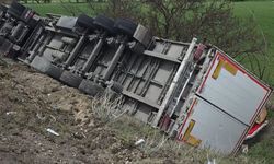 Erzincan'da soda yüklü tır devrildi