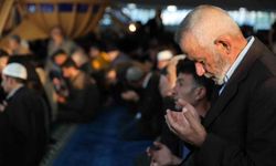 Erzincan'da vatandaşlar bayram namazı için camilere akın etti