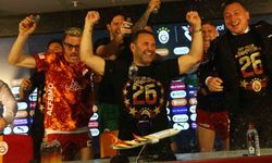 Galatasaraylı futbolculardan, basın toplantısında sulu kutlama