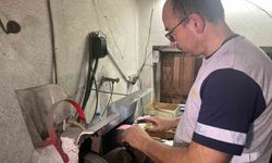 Görme engelli bıçak ustası Kurban Bayramı mesaisi için dükkanında sabahlıyor