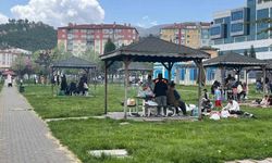 Havaların ısınması ile aileler parklara akın etti