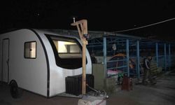 Hayvan pazarında karavan ve çadır kamping...