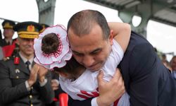 Iğdır'da 19 Mayıs coşkusu: Minik öğrencinin valiye bayrak hediyesi yüzleri gülümsetti