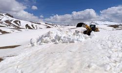 İran sınırında 3 metreyi aşan karda yol açma çalışması