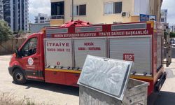 İşyerinin arkasındaki eşyalar yandı, çevreyi kara dumanlar kapladı