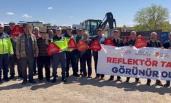 Jandarma 200 traktör sürücüsüne eğitim vererek 400 reflektör dağıttı