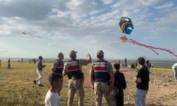 Jandarma sınırda çocuklarla birlikte uçurtma uçurdu