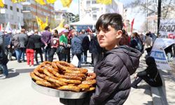 Kamu işçileri halayda, onlar ekmeğinin derdinde