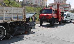 Kamyonun altına giren otomobildeki anne öldü, oğlu ağır yaralandı