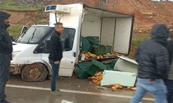 Kaygan yolda kamyonetin lastiği patlayınca ekmekler yola savruldu