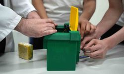 Kokuya ve sokak hayvanlarının zarar görmesine karşı akıllı çöp kovası