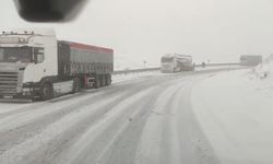 Kop Geçidi'nde kar ve tipi ulaşımı zorlaştırdı