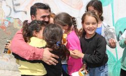 Küçükken hep 'bekledi' şimdi çocuklara ücretsiz dağıtıyor
