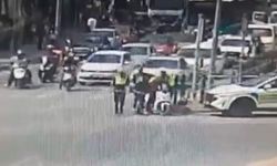 Kuryeyi polisin 'heimlich' manevrası kurtardı