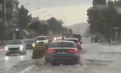 Lüleburgaz'da sağanak yağış hayatı felç etti: Cadde ve sokaklar göle döndü