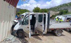 Malatya'da kamyonet şantiye girdi: 3 yaralı
