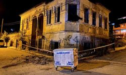 Manisa'da çatısı ve duvarları çöken tarihi bina kokuttu