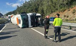 Marmaris'te beton mikseri devrildi, şoför burnu bile kanamadan kurtuldu