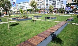Mersin'de Kırmızı Lacivert Kent Meydanı vatandaşların kullanımına açıldı
