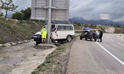 Minibüs önce otomobile sonra tabelaya çarptı: 1 ölü
