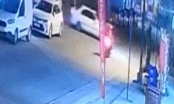 Motosiklet ile otomobilin çarpışması kameraya yansıdı