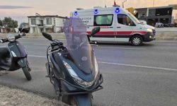 Motosiklet otomobile çarptı: 2 yaralı