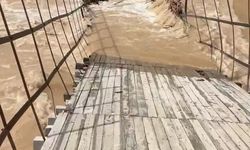 Munzur Nehri taştı, asma köprü çöktü