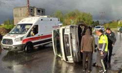 Muş'ta dolu yağışı sırasında kontrolden çıkan minibüs yan yattı: 2 yaralı