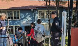 Öğrencilerle teneffüste ip atlayan polis, gönülleri fethetti