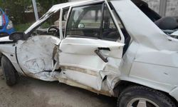 Otomobil park halindeki tıra çarptı: 2 kişi yaralandı, tır şoförü kalp krizi geçirdi