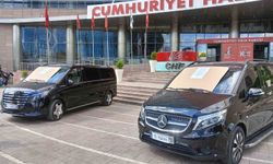 Özgür Özel döneminde CHP'ye tahsis edildiği iddia edilen iki araç 'Haram parayla alınmıştır' yazısıyla sergilendi