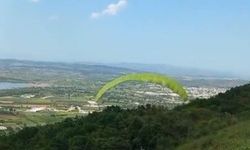 Paraşütü ile ormana daldı