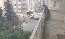 Park halinde alev alan aracı yaşlı kadın balkondan söndürmeye çalıştı