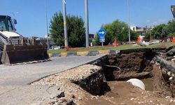 Patlayan ana su borusu yolları göle çevirdi, iş yerleri sular altında kaldı