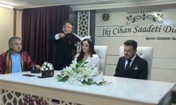 Polis çift, nikaha süsledikleri ekip otosuyla geldi