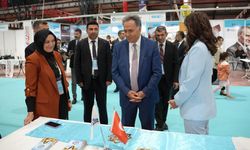 Rektör Akpolat, İpek Yolu Kariyer Fuarı'ndaki stantları ziyaret etti
