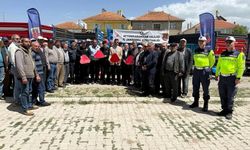 Sandıklı'da traktör sürücüleri reflektörün önemi konusunda bilgilendirildi