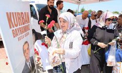 Şehzadeler Belediyesinden karanfil dağıtımı