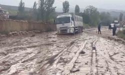Sel suları iki ilçeyi birbirine bağlayan yolda ulaşımı aksattı