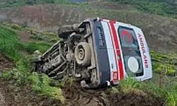 Siirt'te ambulans şarampole devrildi: 3 sağlık personeli yaralandı