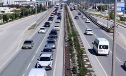 Tatilcilerin dönüş yoluna geçmesiyle Afyonkarahisar'da trafik yoğunluğu başladı