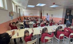 Tatvan Mesleki Eğitim Merkezi, köy okulu öğrencilerinin yüzünü güldürdü