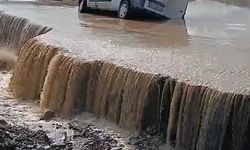 Tokat'ta Kelkit Çayı taştı, araç çöken yolda mahsur kaldı