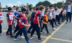 Ümraniye'de genç sporcular kros parkurunda yarıştı