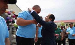 Vali Taşolar'dan engelli bireye duygulandıran jest