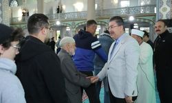 Vali Yılmaz bayram namazını vatandaşlarla birlikte eda etti