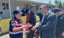 Vali Yılmaz'dan jandarma uygulama noktasında sürücülerle bayramlaştı