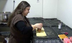 Yaşadığı şehrin simgelerini muma dönüştürüyor